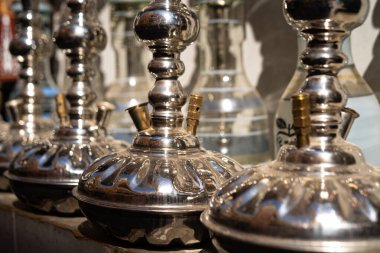 Hediyelik eşya dükkanında geleneksel Hookahs veya shisha