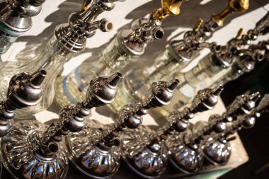 Hediyelik eşya dükkanında geleneksel Hookahs veya shisha