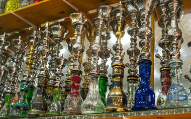 Hediyelik eşya dükkanında çeşitli Hookahlar ya da dalavereler