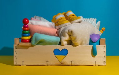 İçinde çocuk eşyaları ve Ukraynalı mülteciler için oyuncaklar olan bağış kutusu..