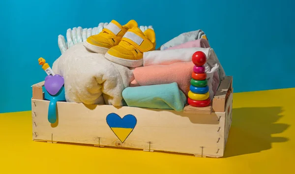 Scatola di donazione con cose per bambini e giocattoli per i rifugiati ucraini. — Foto Stock