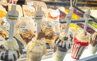 Vitrinde renkli malzemeler bulunan Belçika waffleları. Brüksel