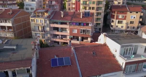 Widok z lotu ptaka na czerwone dachy z panelami słonecznymi na południu Bułgarii. — Wideo stockowe