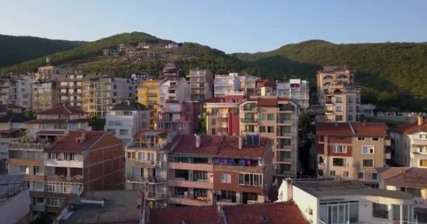 Widok z lotu ptaka na typowe bułgarskie budynki mieszkalne na południu Bułgarii. — Wideo stockowe