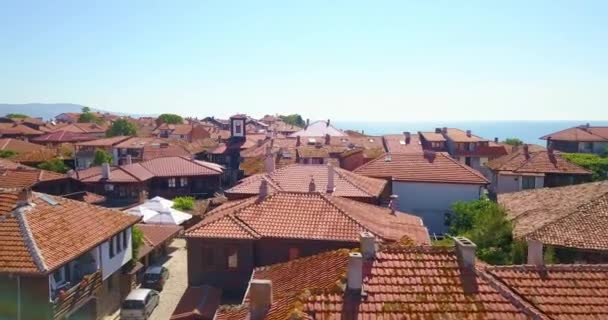 Bulgaristan 'ın başkenti Nesebar' ın çok sayıda martı bulunan eski kasabasının insansız hava aracı görüntüsü. — Stok video