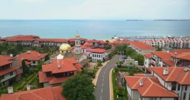 Bulgaristan 'ın Sveti Vlas kentindeki Sahil ve Ortodoks Saint Vlasiy Kilisesi