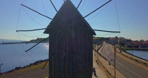 Drohnenaufnahme der Windmühle von Nessebar und der Eingang zur Altstadt — Stockvideo