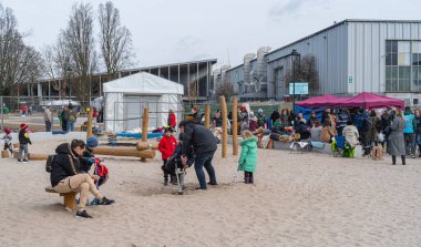 Brüksel, Belçika - 24 Mart 2022: Göçmenlik bürosu önünde Ukraynalı mülteciler