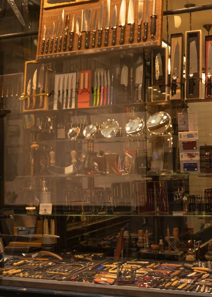 Brüksel, Belçika - 16 Mart 2022: Knives in the Showcase