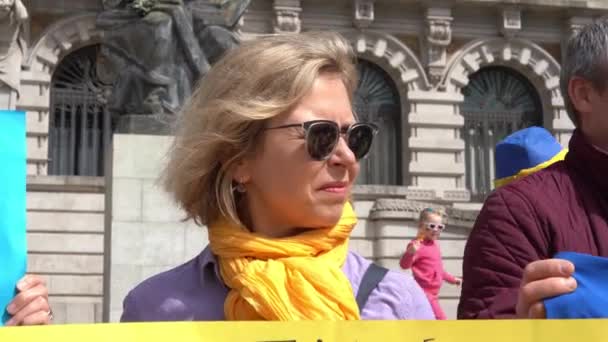 Portugal, Oporto - 28 de marzo de 2022: Mujer ucraniana en el público europeo Protesta contra la guerra — Vídeo de stock