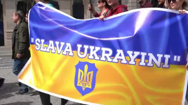 Portugal, Porto - 28 mars 2022 : Des Ukrainiens défilent dans le public européen Manifestation anti-guerre — Video