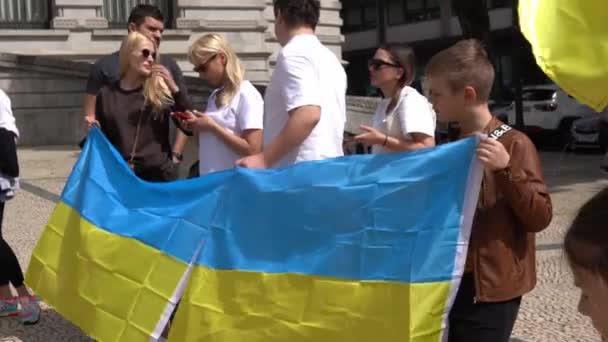 Portugal, Porto - 28 mars 2022 : Les Ukrainiens dans l'opinion publique européenne Manifestation contre la guerre — Video