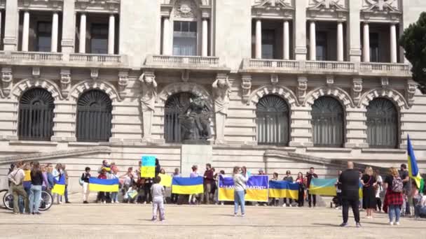 Portugal, Porto - 28. März 2022: Ukrainischer Antikriegsprotest — Stockvideo