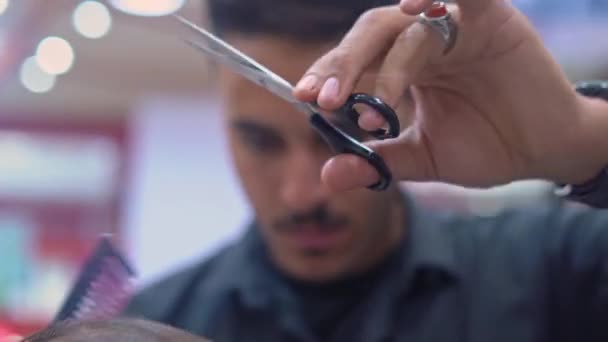 Fryzjer obcina męskie włosy nożyczkami zbliżenie — Wideo stockowe