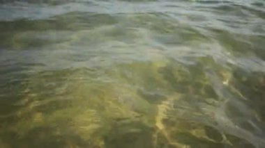 Güneşli bir günde soyut deniz suyu dokusu