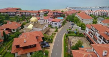 Bulgaristan 'ın Sveti Vlas kentindeki Sahil ve Ortodoks Saint Vlasiy Kilisesi