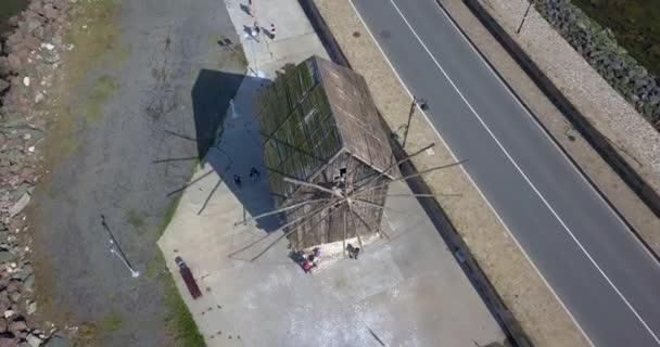 Drohne kreist Video der Windmühle von Nessebar — Stockvideo