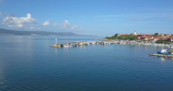 Vista aérea do drone da cruz na costa do Mar Negro Nesebar, Bulgária. — Vídeo de Stock