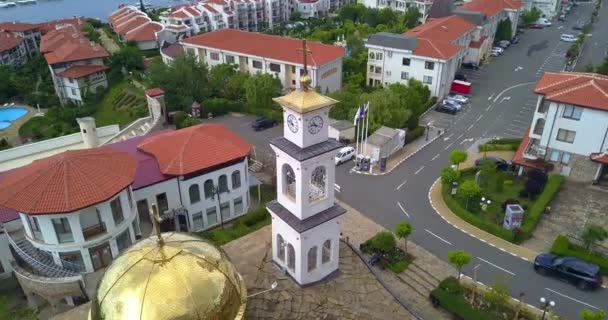 Smukke Drone Cirkling video af den bulgarske kirke i Sveti Vlas – Stock-video