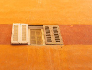 Eski turuncu duvar arkaplanındaki pencere.