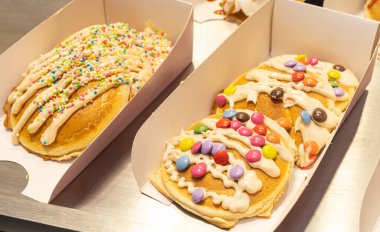 Vitrinde renkli malzemeler olan krepler. Brüksel