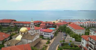 Bulgaristan 'ın Sveti Vlas kentindeki Sahil ve Ortodoks Saint Vlasiy Kilisesi