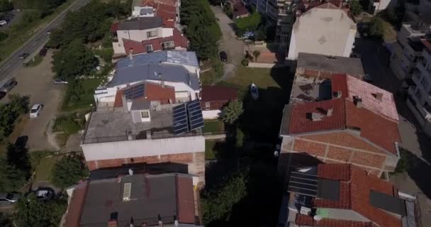 Letecký pohled na červené střechy se solárními panely na jihu Bulharska. — Stock video