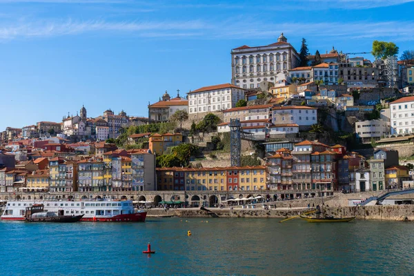Cityscape města Porto řeky s jeho typické barevné domy na okraji vody. Portugalsko. Evropa. — Stock fotografie