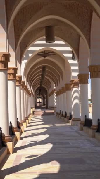 The old town of Sahl Hasheesh - the famous alley, surrounded by buildings of Arabic architecture. — Wideo stockowe