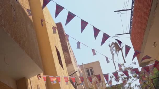 Hurghada şehrinde dekoratif bayraklı dar bir sokak, Mısır — Stok video