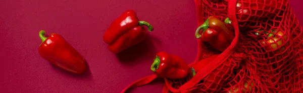 Peperoni freschi in sacchetto ecologico. Colori rosso monocromatico — Foto Stock