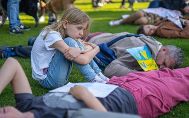 PORTO, PORTUGAL - 17.04.2022: Ukraynalı eylemciler yalan ölüm protestosu yaptılar