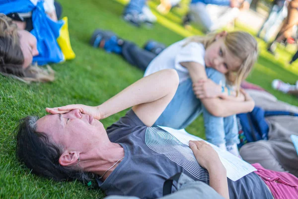 PORTO, PORTUGAL - 17.04.2022: Ukraynalı aktivist kadın yalan ölüm protestosu sırasında ağlıyor