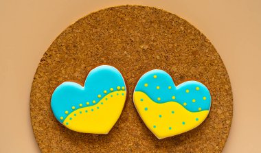 Ukrayna bayraklı zencefilli kurabiye.