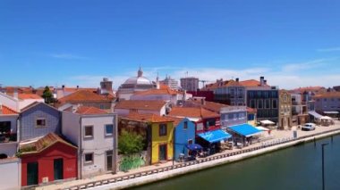 Portekiz 'de Aveiro nehrinin üzerinde çok renkli evler