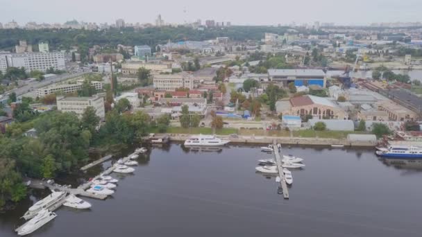 キエフのダウンタウンにヨット駐車場があります — ストック動画
