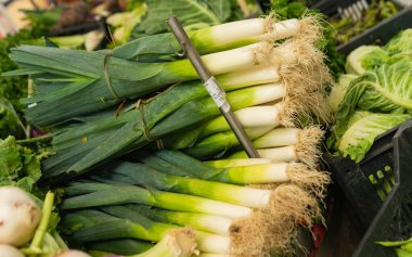 Çiftçi pazarında taze çiğ pırasa.