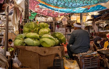 Mısır, Hurghada, 20 Şubat 2022: lahana satıcısı, Arap pazarı tezgahı 