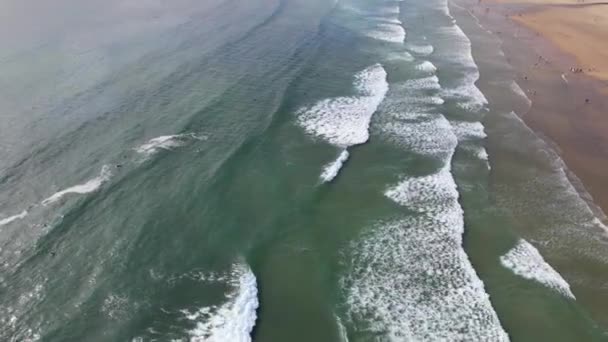 Praia Portugal Uma Tomada Aérea Oceano Atlântico Voando Baixo Sobre — Vídeo de Stock
