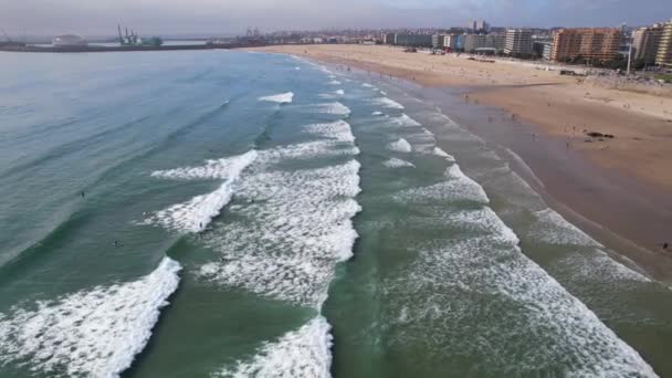 Португальский Пляж Воздушный Снимок Песчаного Пляжа Матосиньюс Атлантическом Океане Низко — стоковое видео