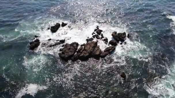 Schöne Wellen Brechen Aus Der Luft Felsen Einem Blauen Ozean — Stockvideo