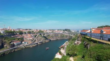 Porto Embankment, Douro Nehri ve I. Dom Luis Köprüsü 'nün insansız hava aracı görüntüsü.