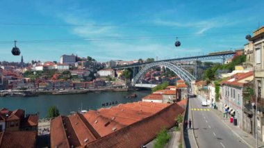 Porto 'nun, Oporto' nun, Dom Luis Köprüsü 'nün, Douro Nehri' nin, Teleferico de Gaia 'nın hava görüntüsü. Eski Şehir, Portekiz. 