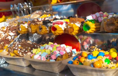 İspanyol sokak yemeği tatlısı. Doldurulmuş, çeşitli malzemeli ve meyveli churros..