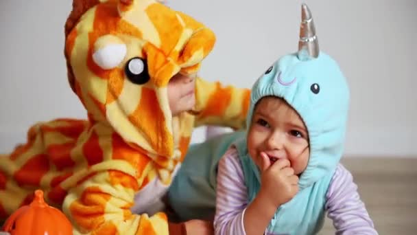 Close Duas Meninas Girafa Narval Trajes Abraçando Divertindo Férias Família — Vídeo de Stock