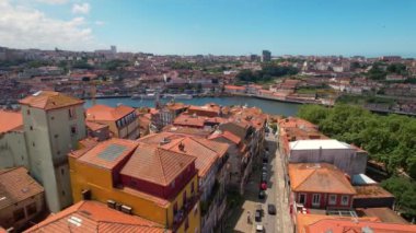 Tipik otantik kırmızı çatılar ve güneşli bir günde Sao Jose das Taipas Kilisesi, Porto şehir merkezi, Portekiz