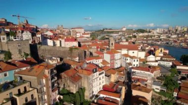 Porto şehrinin hava aracı görüntüsü, tipik kiremit kırmızısı çatılar, güneşli bir günde evler, Portekiz