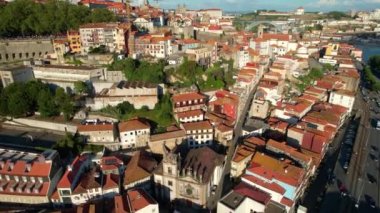 Porto şehrinin hava aracı görüntüsü, tipik kiremit kırmızısı çatılar, güneşli bir günde evler, Portekiz
