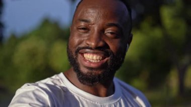 Hava podlarında genç bir Afrikalı Amerikalı ile video görüşmesi, dışarıda sanal konferans, webcam görüntüsü.