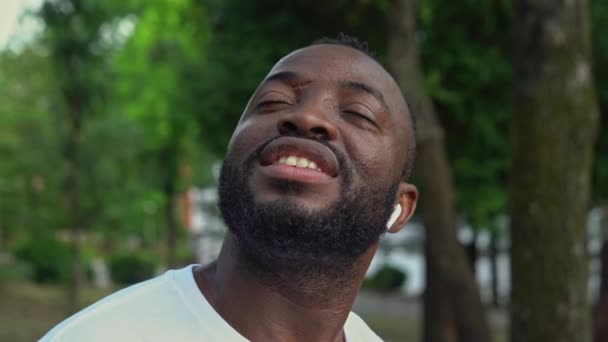 Parktaki Genç Afrikalı Amerikalı Adamın Sinematik Yakın Çekimi Hava Podlarıyla — Stok video